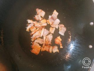辣椒萝卜干炒油渣,代到肉成金黄色，油渣就做成功了，这时候把肉取出来备用，锅里就少许油。