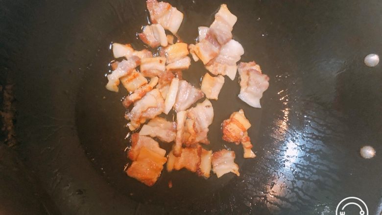 辣椒萝卜干炒油渣,代到肉成金黄色，油渣就做成功了，这时候把肉取出来备用，锅里就少许油。