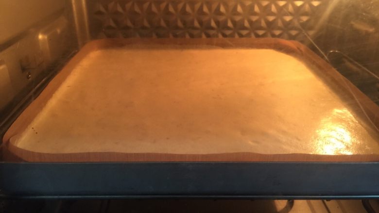 玫瑰花酱蛋糕卷
,放入预热好的烤箱，150度25分钟