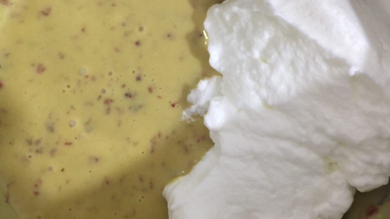 玫瑰花酱蛋糕卷
,打发好的蛋白霜分次加入玫瑰花酱蛋黄糊用蛋抽以J字法混合均匀，可以用翻拌法或者切拌法