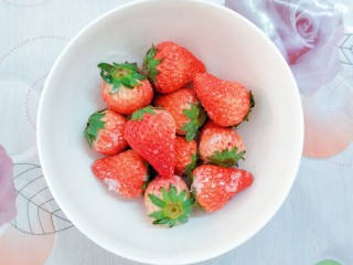 自制鲜草莓酱紫薯山药,把草莓放入一个碗里，先用水冲洗一下，再放一勺盐下去轻轻的搅拌几下！然后再放水泡十五分钟左右！