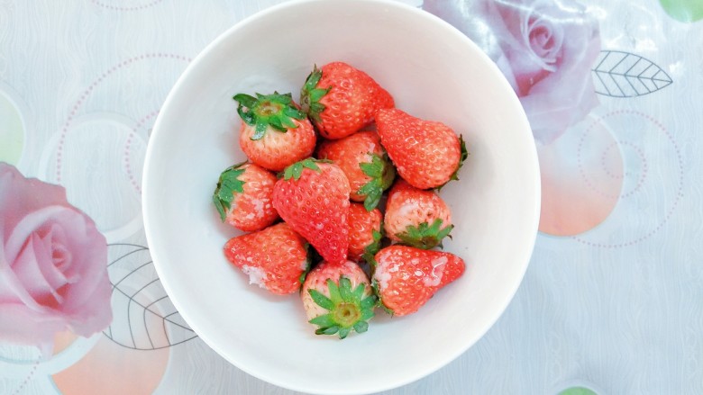 自制鲜草莓酱紫薯山药,把草莓放入一个碗里，先用水冲洗一下，再放一勺盐下去轻轻的搅拌几下！然后再放水泡十五分钟左右！