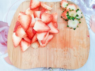 自制鲜草莓酱紫薯山药,草莓浸泡好了，捞出来沥干！切去草莓蒂，再把草莓切成薄薄的片！