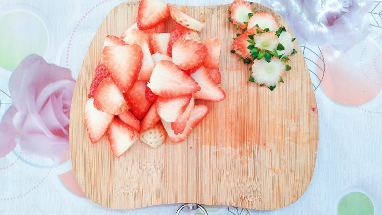 自制鲜草莓酱紫薯山药,草莓浸泡好了，捞出来沥干！切去草莓蒂，再把草莓切成薄薄的片！