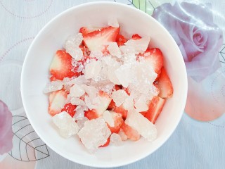 自制鲜草莓酱紫薯山药,把切好的草莓片和敲碎的大冰糖一起放到碗里，用勺子不断的搅拌，直至冰糖和草莓相融合！