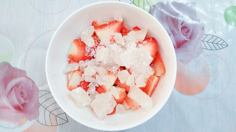 自制鲜草莓酱紫薯山药,把切好的草莓片和敲碎的大冰糖一起放到碗里，用勺子不断的搅拌，直至冰糖和草莓相融合！
