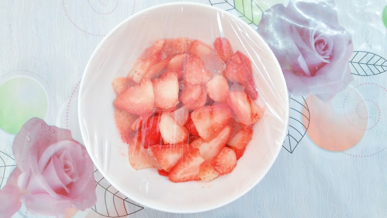 自制鲜草莓酱紫薯山药,搅拌好后封上保鲜膜，放入冰箱冷藏3个小时以上！冷藏一夜更好！