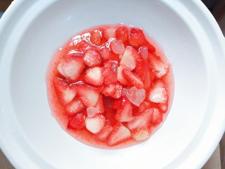 自制鲜草莓酱紫薯山药,等草莓酱冷藏好了，跟冰糖完全融合以后，拿出来放到一个砂锅里，开小火慢慢熬制！可用勺子轻轻的翻炒！