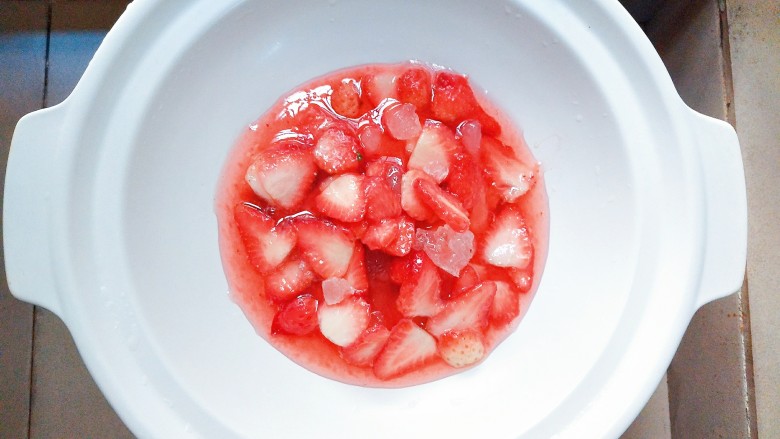 自制鲜草莓酱紫薯山药,等草莓酱冷藏好了，跟冰糖完全融合以后，拿出来放到一个砂锅里，开小火慢慢熬制！可用勺子轻轻的翻炒！