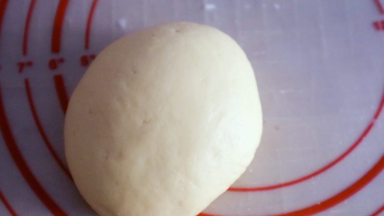 宝宝辅食之原味芝士夹心华夫饼（酵母版）,揉至光滑放置15分钟，在制作过程中如果觉得面团太硬可以加水或牛奶，如果觉得软了可以加面粉，因为牌子不同面粉吸水量不同