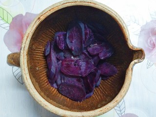 自制鲜草莓酱紫薯山药,把擂钵洗干净，继续把蒸好的紫薯放下去！