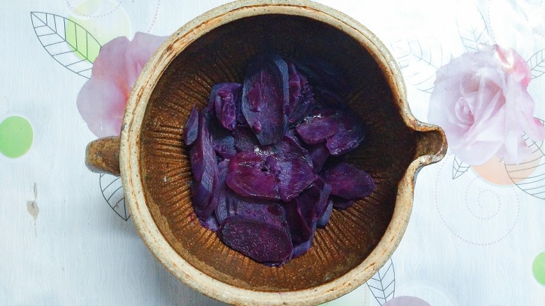 自制鲜草莓酱紫薯山药,把擂钵洗干净，继续把蒸好的紫薯放下去！