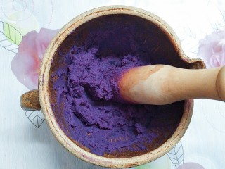 自制鲜草莓酱紫薯山药,也捣成这样的泥状！