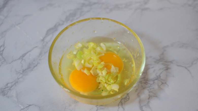 亲子丼,鸡蛋打入碗中，加葱花