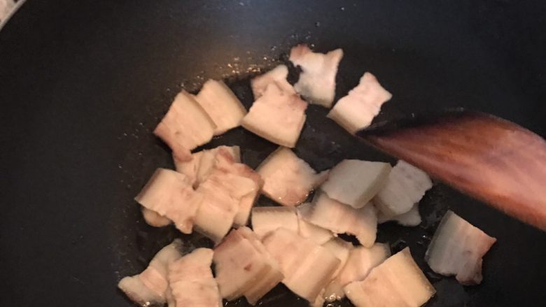 大蒜回锅肉,油温热时倒入肉片翻炒