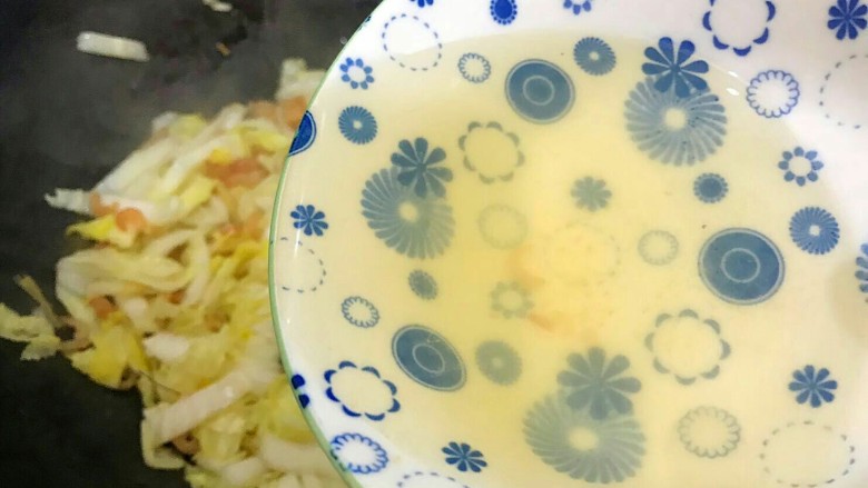 上汤火腿海米娃娃菜,加入刚才浸泡海米的水
