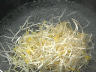 葱香腰花,水烧开，加少许盐，下入豆芽菜烫熟捞出，铺在碗底