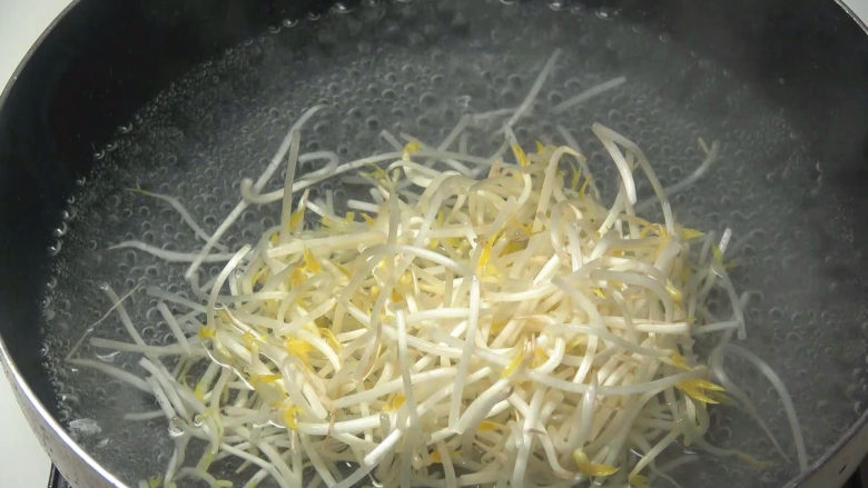 葱香腰花,水烧开，加少许盐，下入豆芽菜烫熟捞出，铺在碗底