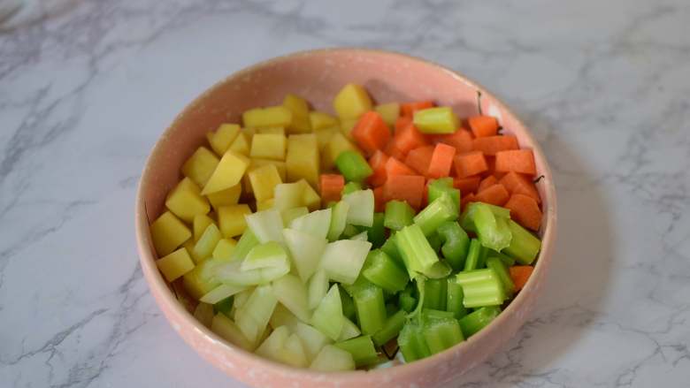 罗宋汤,蔬菜切小块
