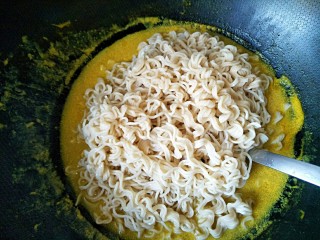 咖喱丸子捞面,将面条放入咖喱汁里再煮一下，煮的过程要搅拌一下面条，让面条到吸收到咖喱汁。