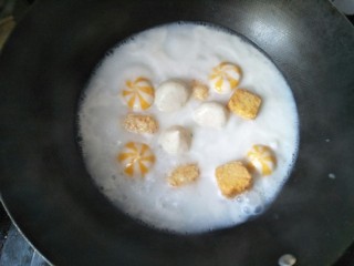 咖喱丸子捞面,水煮沸后加入牛奶