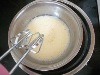 蜂蜜蛋糕 ,全蛋液不太好打发，可以取一个大点的盆里加上温热的水，把打蛋的盆坐在里面，给蛋液加温，这样比较好打发 