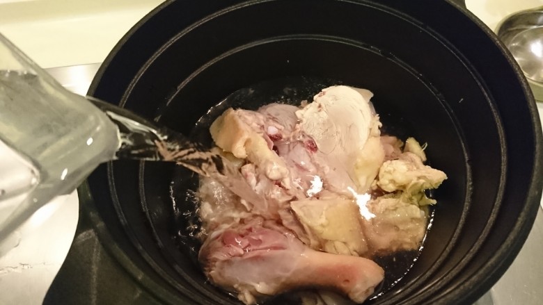 蛤蜊鸡汤,將雞肉放入湯鍋，加水，大火煮開