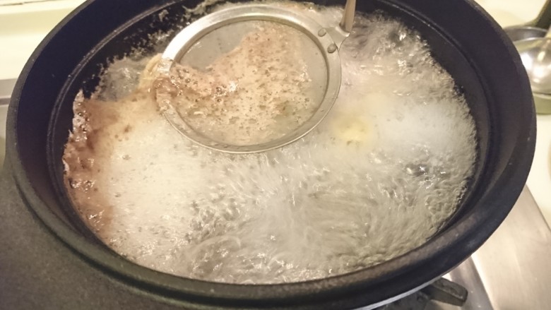 蛤蜊鸡汤,撈掉浮沫，我會清很久，因為我喜歡清雞湯