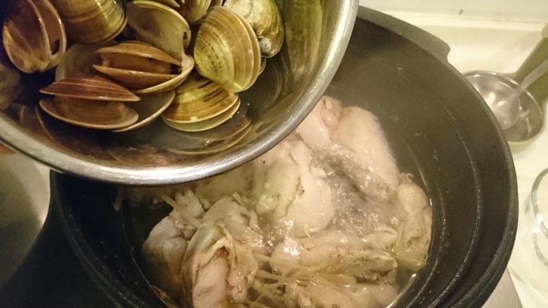 蛤蜊鸡汤,加入蛤蜊