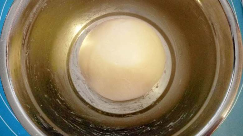 火腿肠香葱面包 ,面团揉光滑放盆里盖保鲜膜发酵 