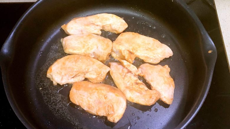 香煎奥尔良鸡胸肉,翻面，继续煎2分钟左右