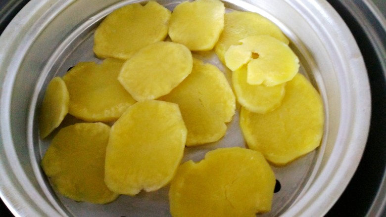 土豆藕饼,蒸熟的土豆片
