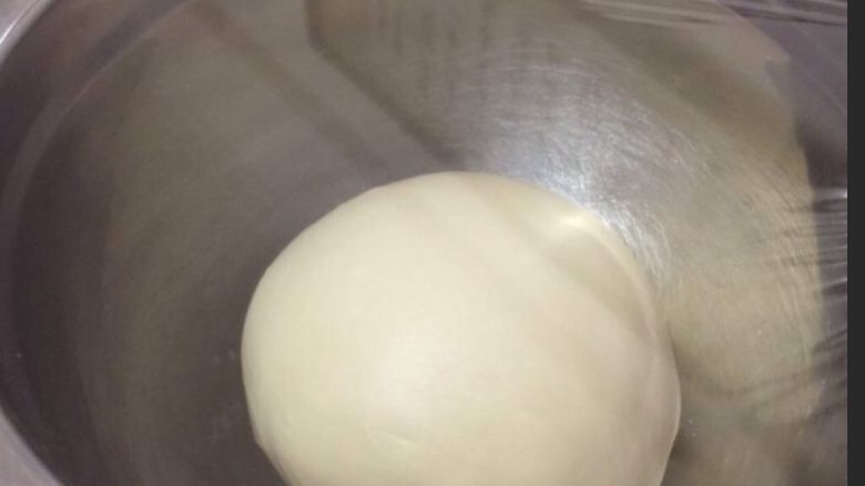 奶香小馒头,然后将揉好的面团放入盆中盖上保鲜膜后放入烤箱发酵