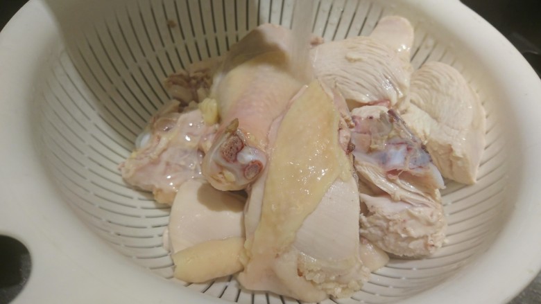 蛤蜊鸡汤,再次洗淨雞肉