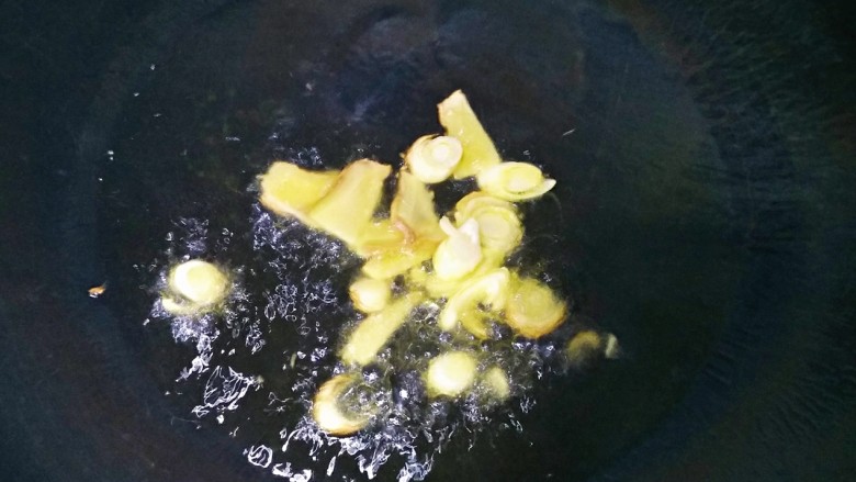 牛肉咖喱土豆饭,锅里入油放入葱姜炒香