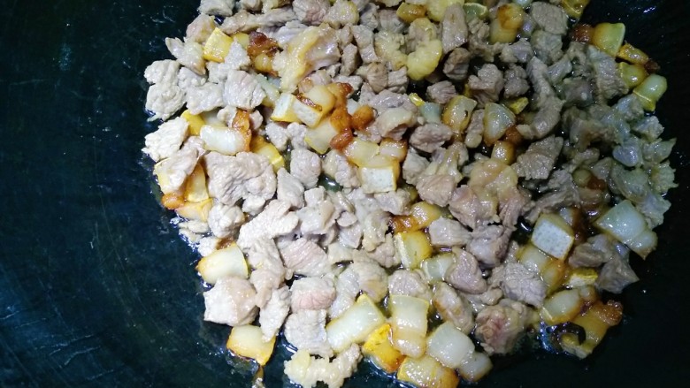 牛肉咖喱土豆饭,放入牛肉粒翻炒变色后加入2碗水炖20分钟