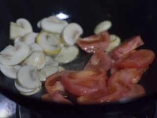 菠菜鸡蛋手擀面,蘑菇拨至一边，倒入番茄炒烂。