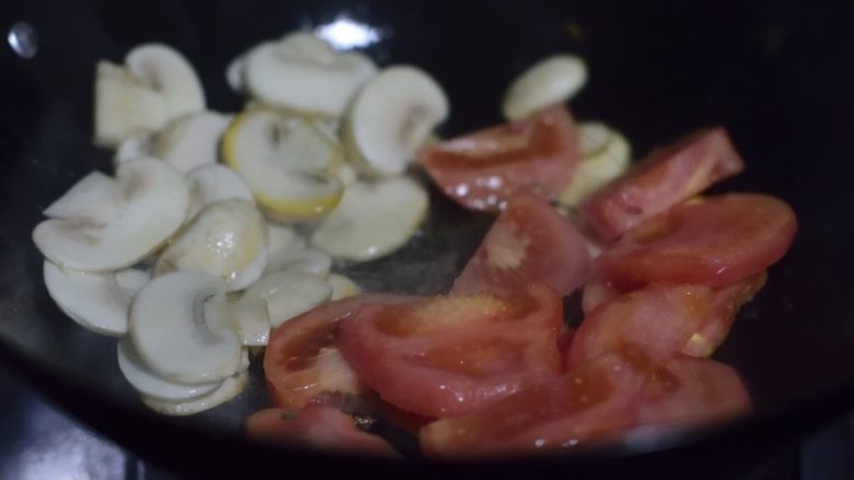 菠菜鸡蛋手擀面,蘑菇拨至一边，倒入番茄炒烂。