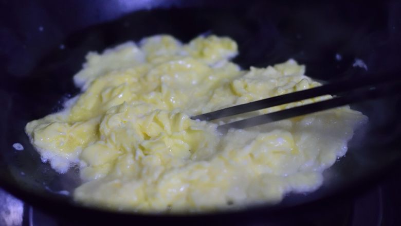 菠菜鸡蛋手擀面,用筷子划散。凝固后盛起备用。