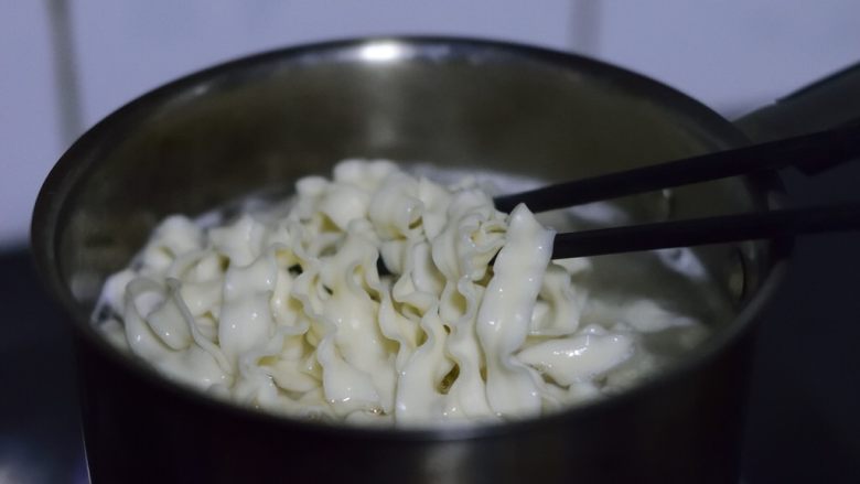 菠菜鸡蛋手擀面,煮蘑菇番茄汤的同时，另一个灶头煮面，煮到七八分熟即可。