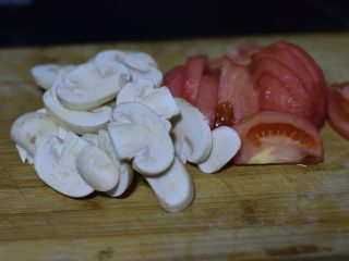菠菜鸡蛋手擀面,蘑菇与番茄都切片。