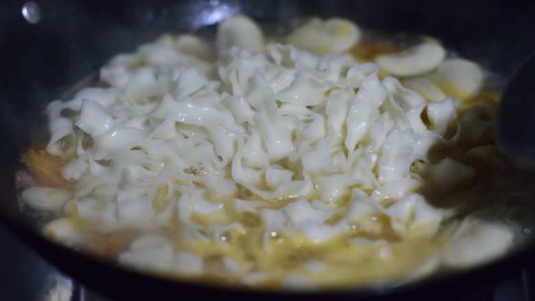 菠菜鸡蛋手擀面,蘑菇番茄汤煮开后，加入面锅中的面（面汤不用）。