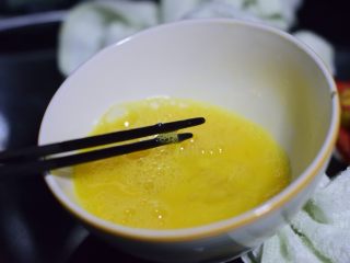 菠菜鸡蛋手擀面,鸡蛋加半茶匙盐，一汤匙水后打散。