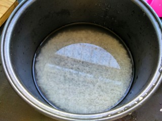 电饭煲+香肠焖饭（宝宝辅食）,香米洗净放入电饭煲里，加适量水，先泡上。