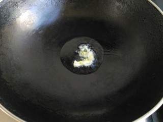 电饭煲+香肠焖饭（宝宝辅食）,起锅放油，爆香葱花