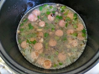 电饭煲+香肠焖饭（宝宝辅食）,把炒的菜放入香米上，按下煮饭键