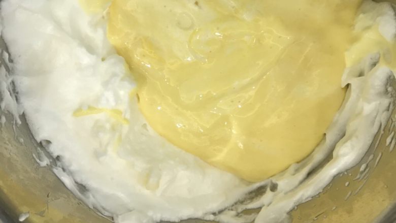 奶牛蛋糕卷,混匀的蛋黄糊全部倒入蛋白霜中，切拌法混匀