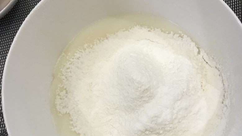 奶牛蛋糕卷,筛入低筋面粉，划“Z”字拌匀