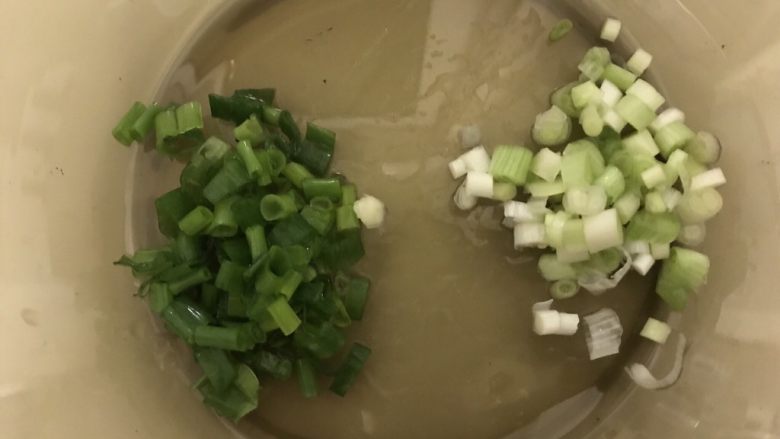 海鲜双瓜炖,葱白切小段，葱绿切小圈，