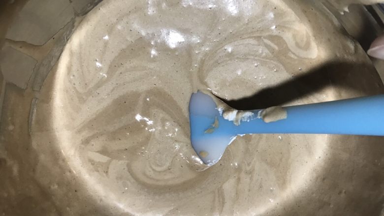 可可榛子萨瓦林蛋糕,先分三分之一的蛋白糊来和刚才的巧克力蛋黄糊混合，用切拌的方式，混合均匀了，再加三分之一的蛋白糊，再搅拌均匀，最后把全部的蛋白糊和蛋黄糊混合均匀就可以。